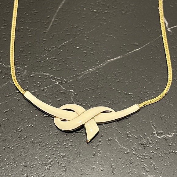 💛 VINTAGE CREAM & GOLD-TONE KNOT NECKLACE – 80s Style - Picture 3 of 9